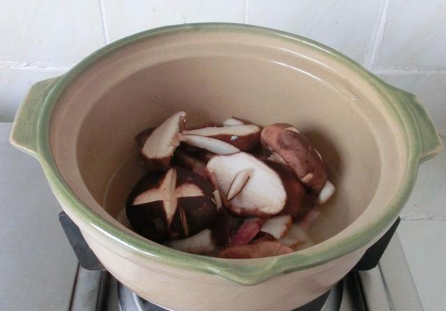 天越冷越爱吃的一锅腊肉煲,做法简单又好吃,鲜香汁美还特别下饭