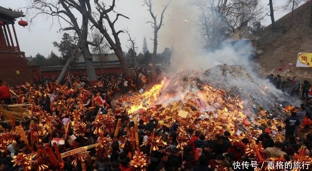 陵庙|中国3000年陵庙，因上香游客太多，消防队随时待命，铲车清理烟灰