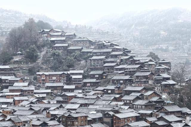 下雪后的西江千户苗寨，美成了一幅别有韵味的泼墨山水画