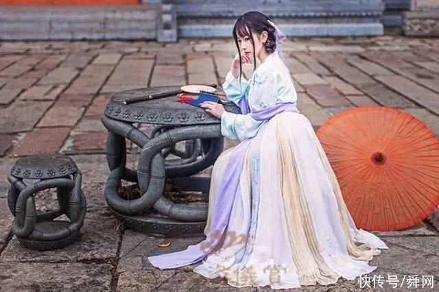 衣裳|“汉服小姐姐”在地铁走红，看到有人偷拍她做出了这一个动作