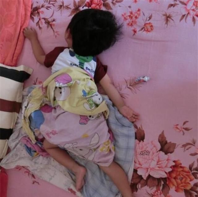 内心|心理专家坦言孩子睡觉爱用这“姿势”,内心很孤单,家长要重视