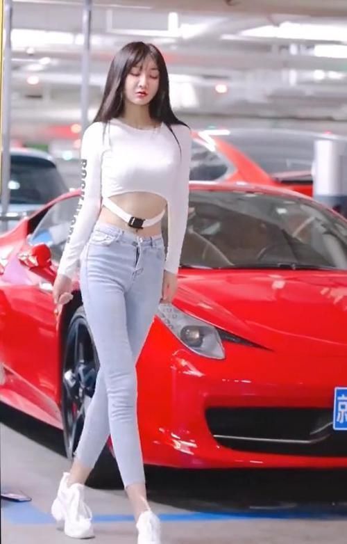 紧身牛仔裤|高腰T恤搭上紧身牛仔裤,塑造女人羡慕的好身材