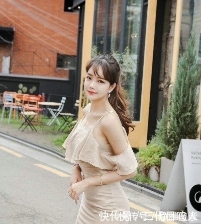 吊带裙|街拍:马尾小姐姐肉色吊带裙率性自在,美艳动人十分性感