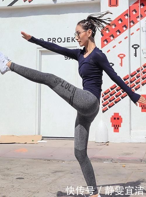 打底裤穿出女人柔美的街头感，塑造出性感的自己