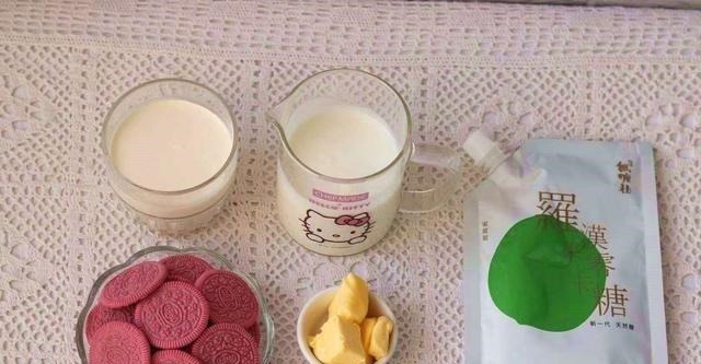 这蛋糕用酸奶和牛奶就能做，免蒸烤，入口即化，好吃不上火