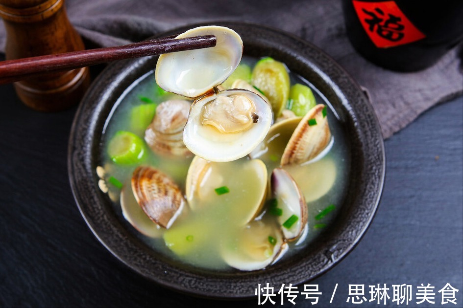 丝瓜汤|做丝瓜汤,切记不要直接下锅,掌握这1步,汤鲜味美,颜色不变黑
