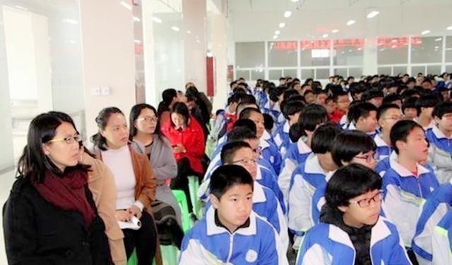 好好学习$汉服当校服,学生走“格格步”?大学教授痛批:荒唐!原因有三