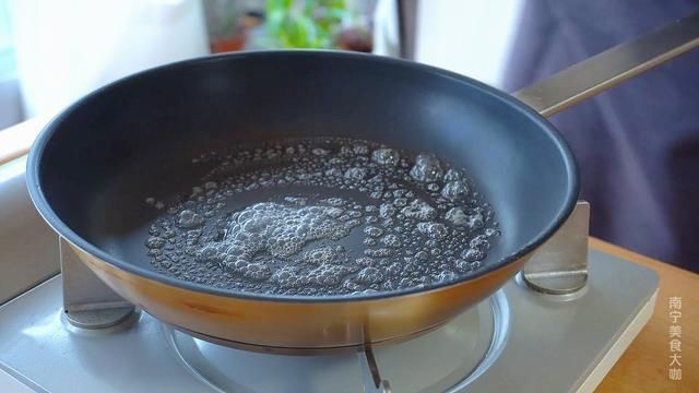 番茄鸡蛋饼|番茄和鸡蛋别只会炒着吃了，搭配一张手抓饼，10分钟做好营养早餐