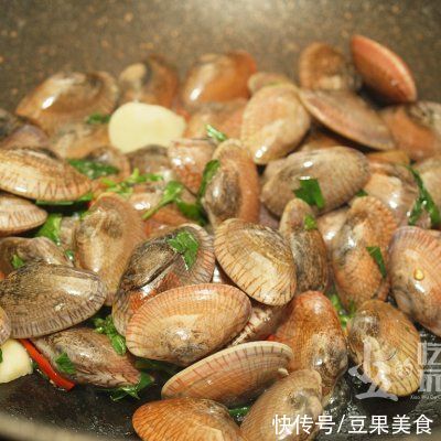 蒜头|爆炒花蛤，必不可少的金不换，加上辣椒、蒜头与酱油，味道超赞