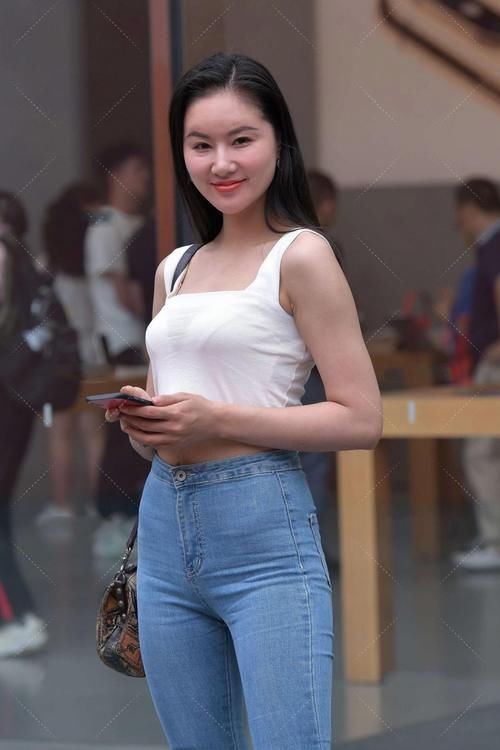 时尚：牛仔裤搭配高筒靴，特别适合身高腿长的女生