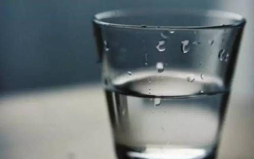 滚水和隔夜水喝多了不好？真正不该喝的水，很多人却拿来养生！