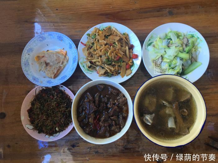  打包带|发小来家吃饭，两个人吃4菜一汤，酒足饭饱后，发小说要打包带走