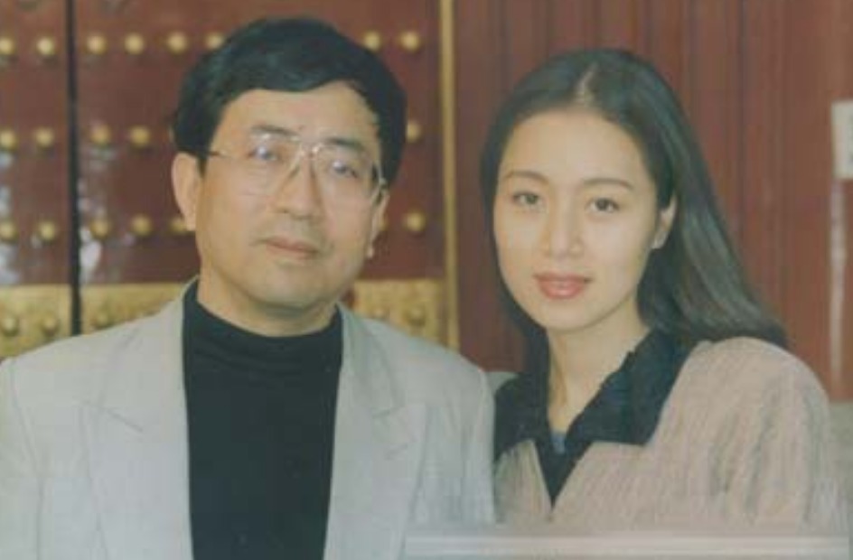 据获悉,与马兰邂逅之际,余秋雨与前妻李红的婚姻尚在存续期,李红当年