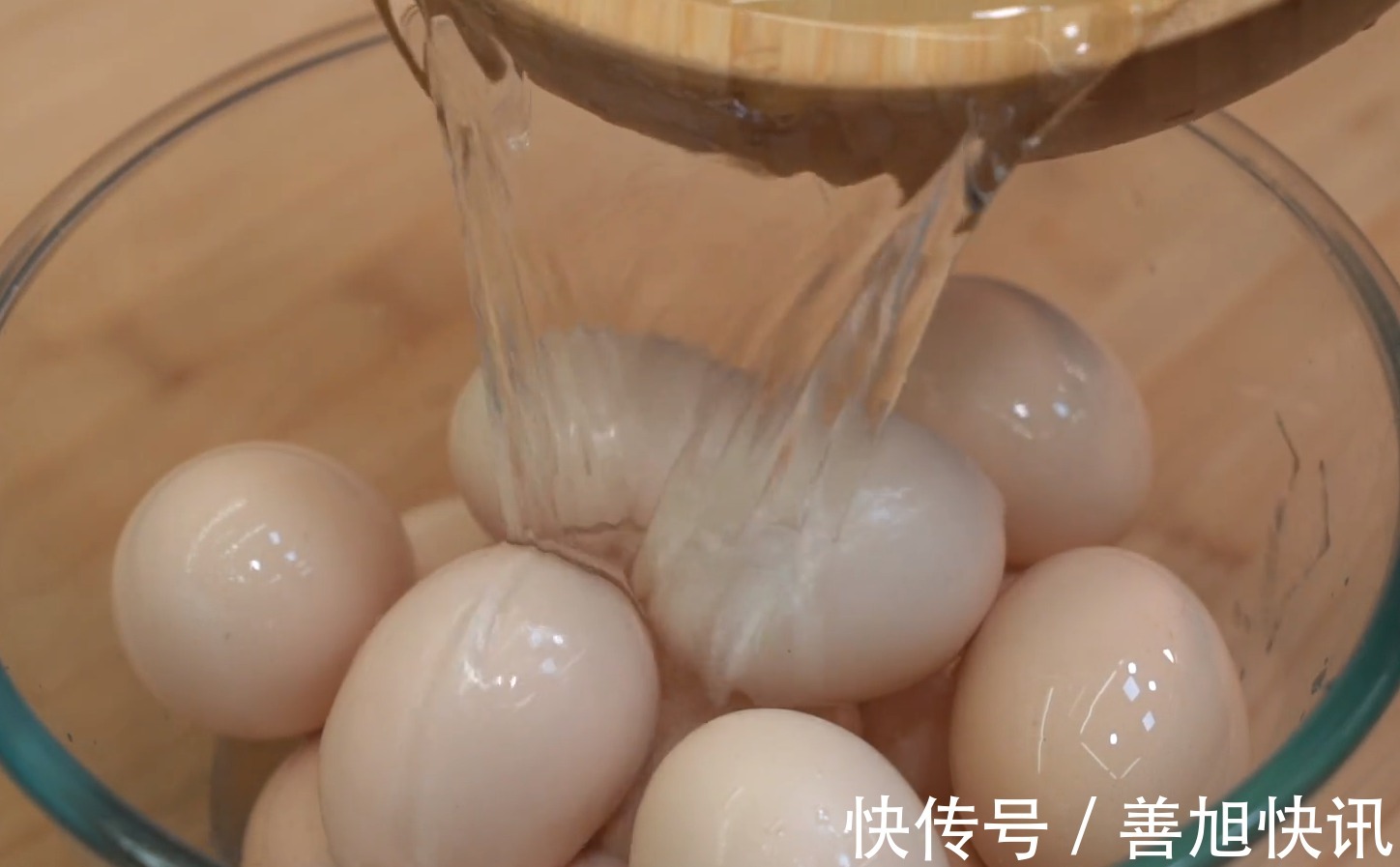 懒人|真正懒人盐焗鸡蛋,一个电饭煲就搞定,咸香入味,比买的还要好吃