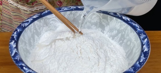 简单的葱油饼做法，当早餐吃很合适，柔软多层喷喷香