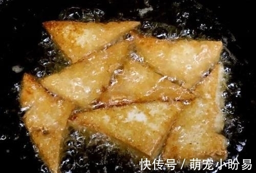 “煎豆腐”时，直接下油锅可不行！多加这一步，豆腐不碎也不粘锅