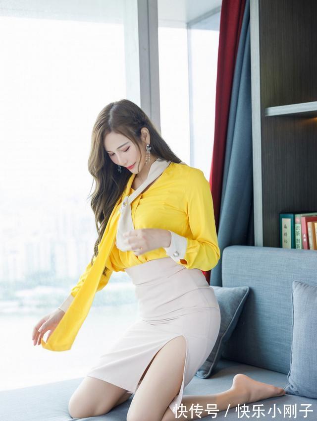 黄色|黄色衬衫搭配半身裙,加上一双米色高跟鞋不论是约会还是工作都不失分