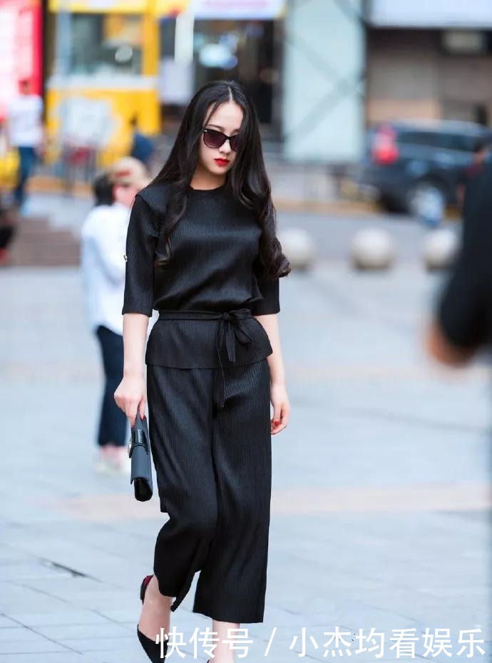好身材|街拍:紧身裙搭配高跟鞋,秀出女性魅力的好身材