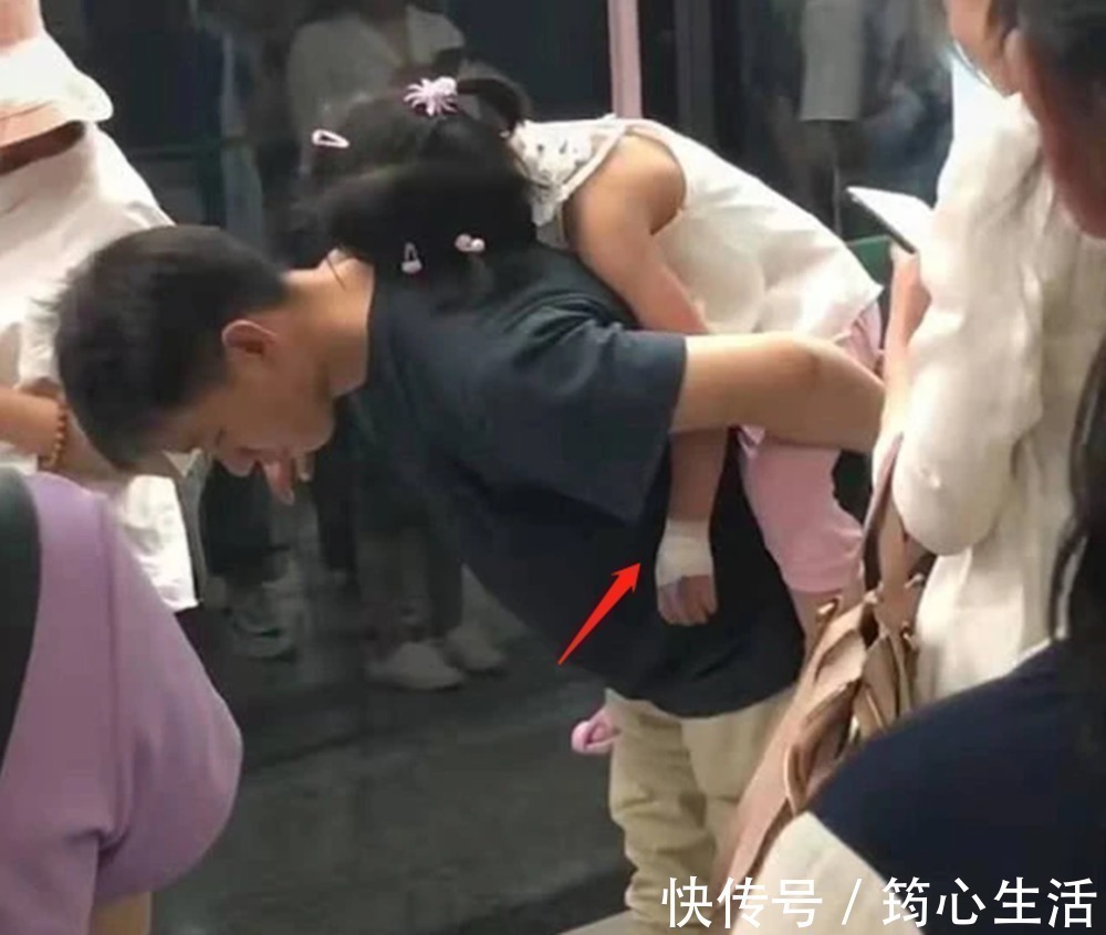 照片|爸爸带女儿看病的照片走红,看到他的动作,网友:关键时刻很靠谱