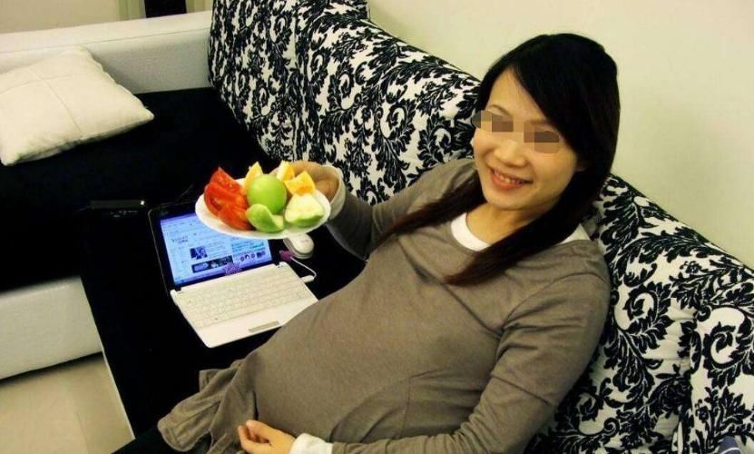 5岁喂饭宝宝走红,一娃吃饭全家"伺候" 网上有一个小宝宝,因为喂饭