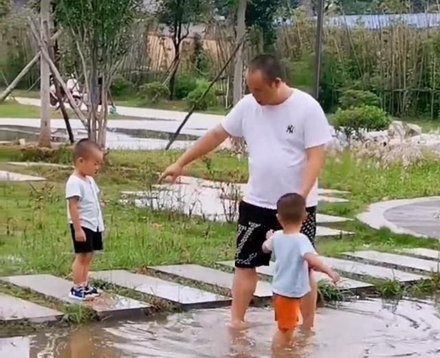 公园儿|爸爸带双胞胎儿子去遛弯，到了饭点还不回家，妈妈找到3人时当场无语