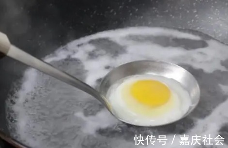 不粘锅|煮荷包蛋时,别直接开水下锅煮!再加这2步,鸡蛋嫩滑不粘锅