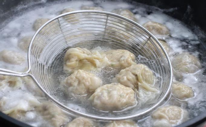 可口|包馄饨,调肉馅很重要,掌握“3个窍门”,鲜嫩可口,香而不腻