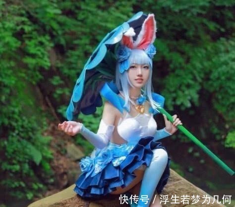 小姐姐|美女深山cos公孙离, 以为四周无人, 叉腿坐石礁上, 画面太美！