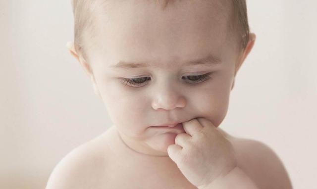 令人|还在说咬指甲是缺营养?医生的一番话令人唏嘘,很多父母没想到