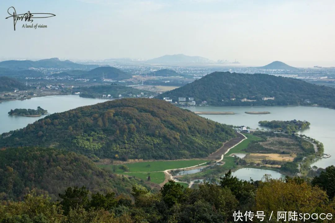 登到|南北湖不大，但是要看清楚它的全貌，还是得登到这个白云阁上