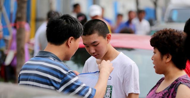 学生|老师看着考场无奈，一半学生中考睡觉，放弃普高就只能去职高