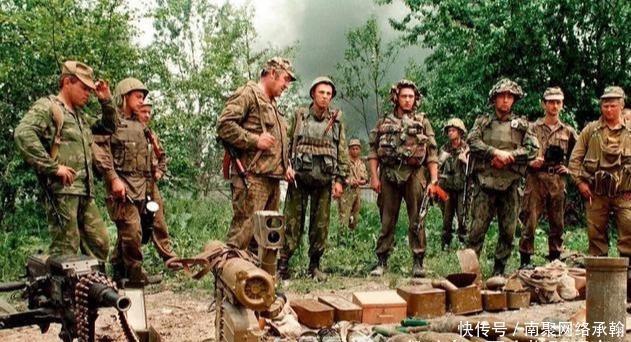 车臣战争|战友遗骸被敌人砌成掩体，俄指挥官下令：我命令你把他们碾碎