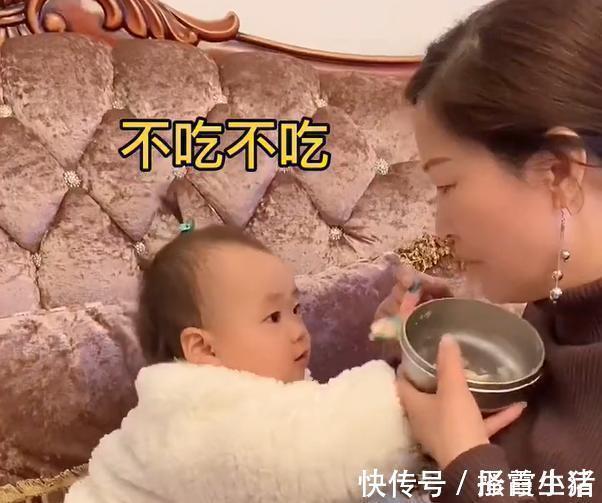 家长|外孙女不好好吃饭，外婆想到这个方法获高赞，网友：这招超好用！
