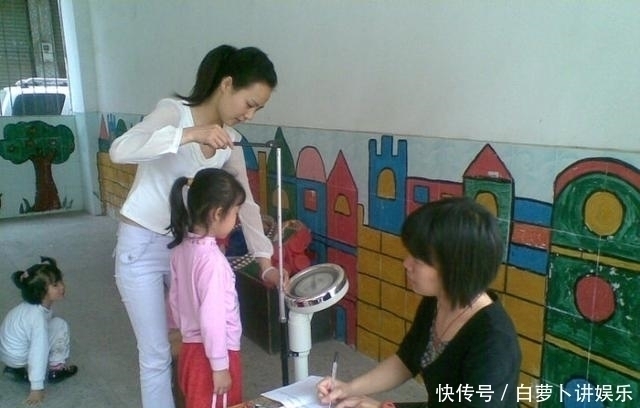 生长发育|母亲痛哭12岁的娃最多长到1米6,儿科医生家长都有这个通病