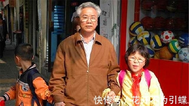 老人|"老伴快关门!"四胞胎来爷爷家蹭饭,爷爷假装关门,逗乐家人