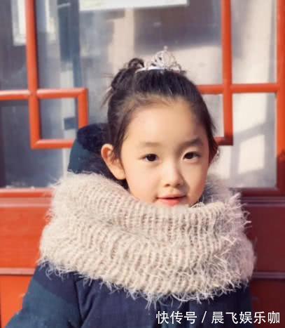 女儿|妈妈晒女儿成长照,女大十八变,网友打包票说:这不是一个人