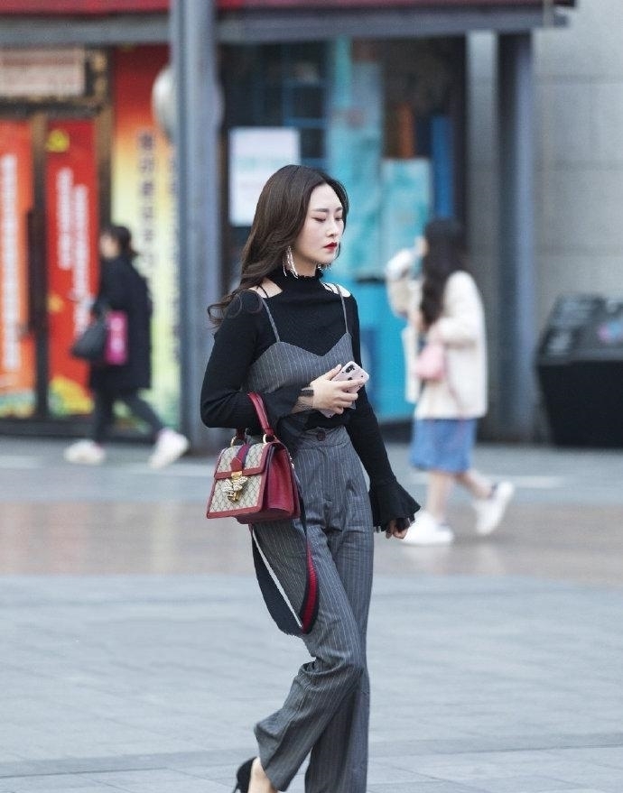 单品 高挑靓丽的小姐姐,紧身牛仔裤的穿搭,更显性感的气质!