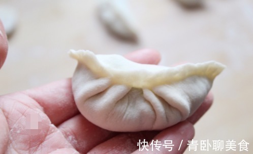 热腾腾的蒸饺，分分钟就搞定，这样和面又薄又筋道，上桌准吃光