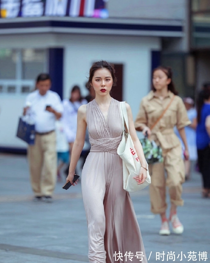 床单 将“旧床单”变废为宝，剪几下就成了条“长裙”，看着穿的还挺开心