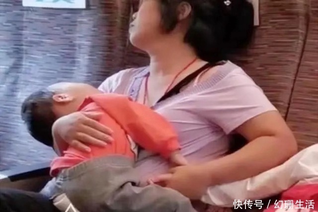高铁|妈妈带俩娃坐高铁睡着了,看到妈妈的手后,网友:眼眶湿润了