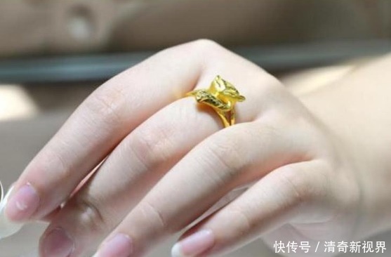 右手|“黄金戒指”是戴左手,还是右手有些人总乱戴,闹笑话了!