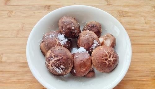 冬天,多给老人孩子吃这菜,价格是贵了些,但营养极高,对骨骼好