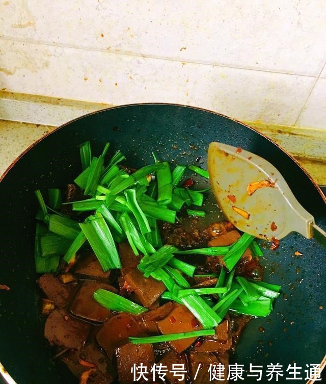 天气越冷就越想吃这菜,3块钱能炒一大盘,好吃到盘子都舔干净了