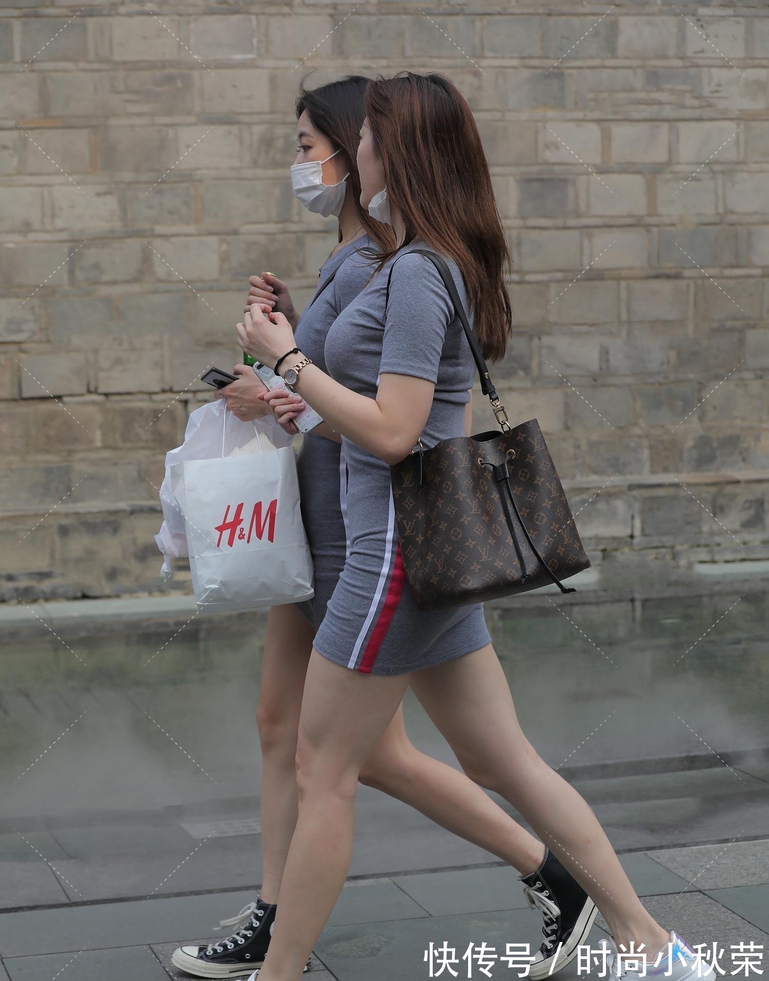 姐妹 微胖“双胞胎”姐妹穿搭同一条“裹身裙”,红白纹路搭配白板鞋更有魅力