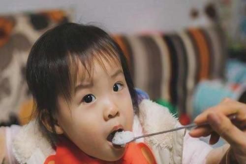 排泄物|有种辅食叫“大人饭”，吃太早会养出胖墩宝宝，过度喂养不得不防