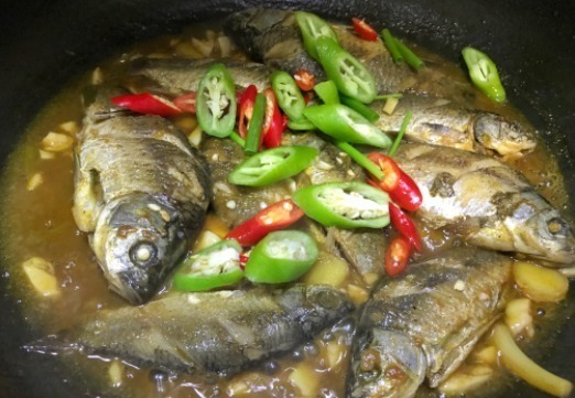 鲫鱼|饭店大厨:烧鲫鱼时,很多人做错了这2步,导致鱼肉不入味,还腥