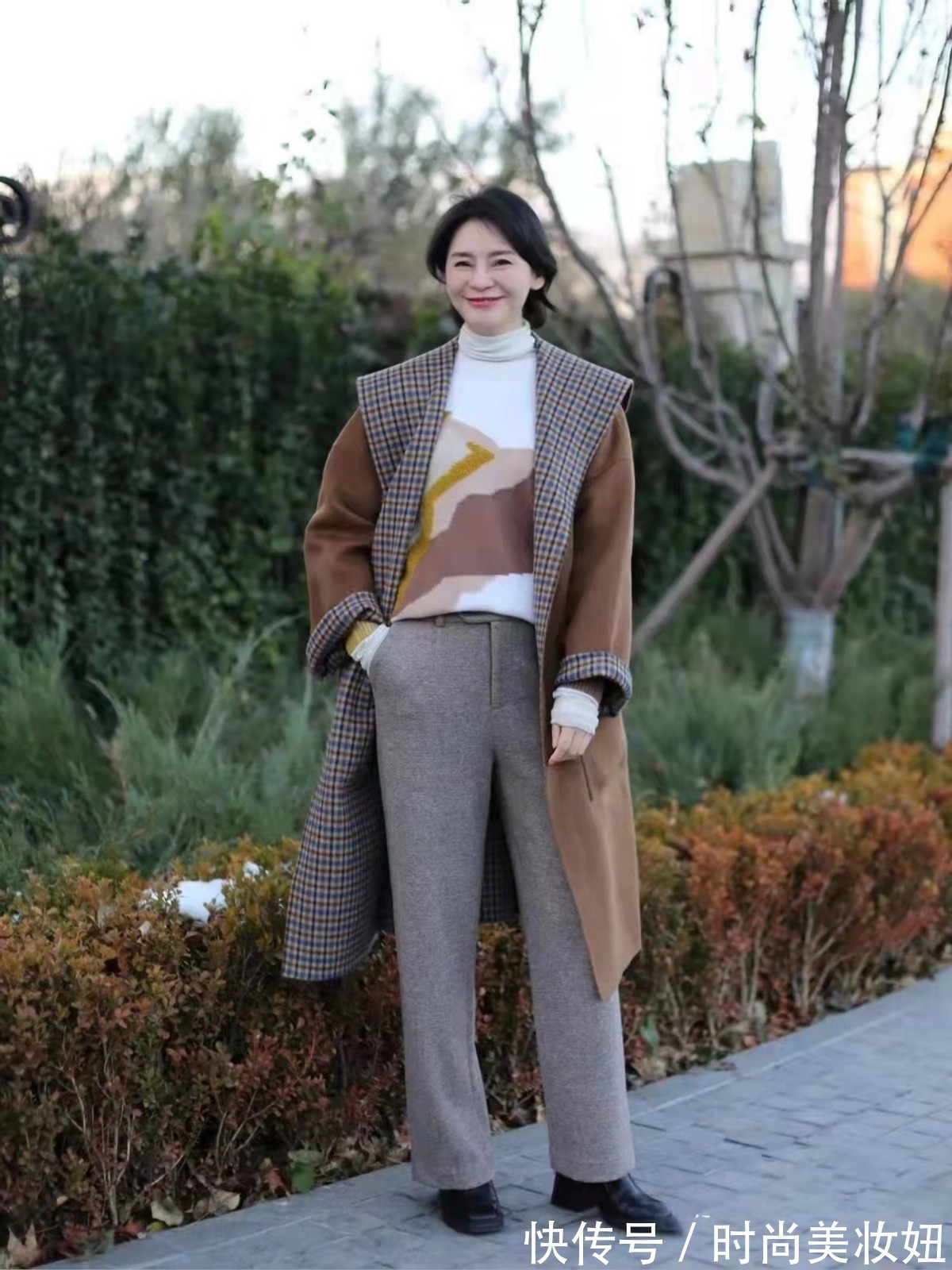 毛衣|上年纪的女人,“大衣+短靴”更显气质,高级洋气不说还保暖