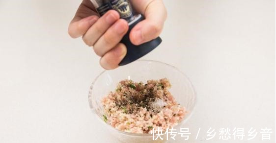 配上牛奶和咖啡就是完美早餐，味道香浓，刚出炉的时候孩子抢着吃！