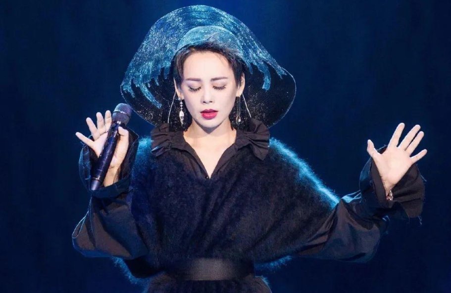 网红歌手和职业歌手的区别？周深的回答让我想起刘宇宁和冯提莫