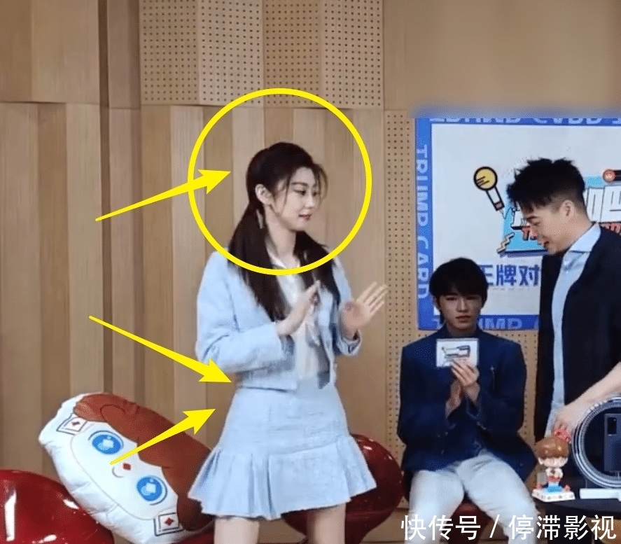 王牌6女神费费终于火了,和关晓彤一起直播,这大长腿我却看愣了